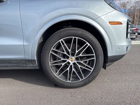 Used 2024 Porsche Cayenne w/ Premium Package image 10