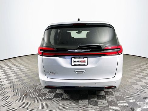 Certified 2024 Chrysler Pacifica Touring-L image 9