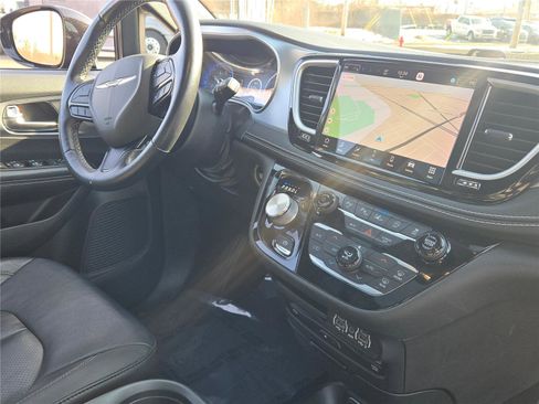 Certified 2021 Chrysler Pacifica Touring-L w/ Uconnect Theater Family Group image 9