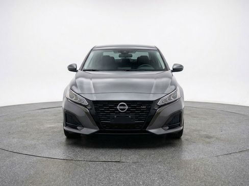 Used 2025 Nissan Altima 2.5 SV FWD image 2