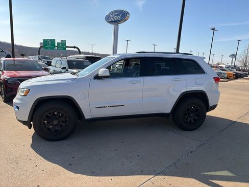 Used 2018 Jeep Grand Cherokee Laredo image 4