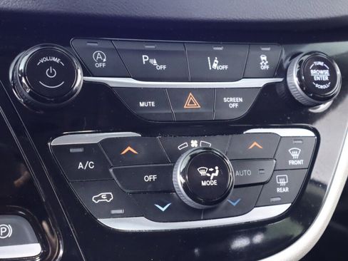 Used 2023 Chrysler Pacifica Touring-L FWD image 21