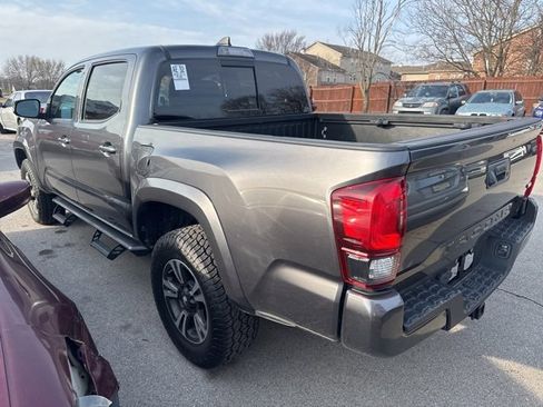 Used 2019 Toyota Tacoma TRD Sport image 4