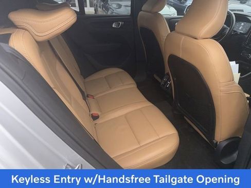 Used 2019 Volvo XC40 T5 Momentum image 7
