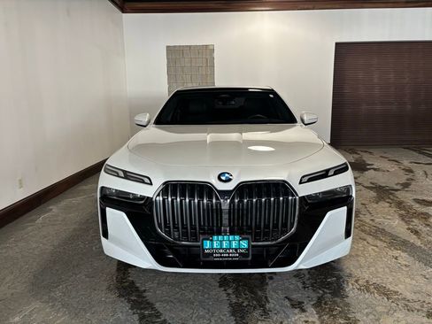 Used 2025 BMW 740i xDrive image 3