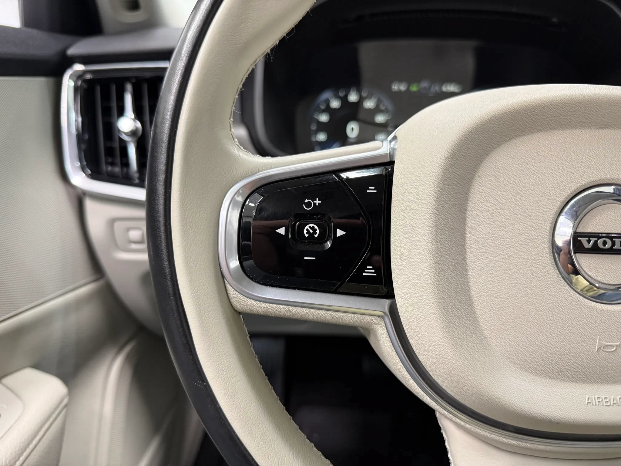 Used 2018 Volvo V90 T6 Cross Country w/ Convenience Package AWD/4WD image 31