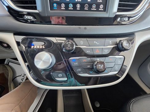 Used 2018 Chrysler Pacifica LX FWD image 24