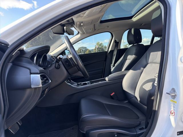 Used 2019 Jaguar XE Premium RWD image 10