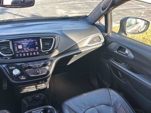 Used 2020 Chrysler Pacifica Touring-L Plus w/ S Appearance Package image 24