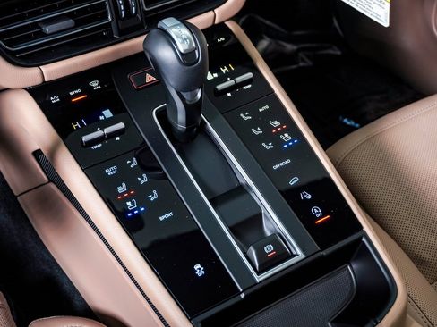 Certified 2025 Porsche Macan image 24