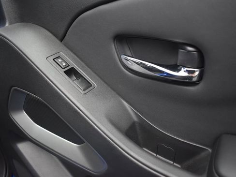 Used 2024 Nissan Frontier SV image 25