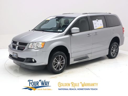 Used 2016 Dodge Grand Caravan SXT FWD image 9
