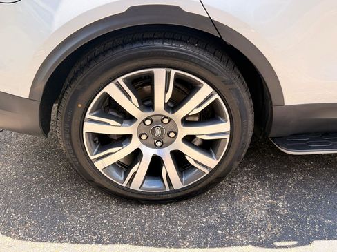 Used 2019 Land Rover Discovery HSE AWD/4WD image 16