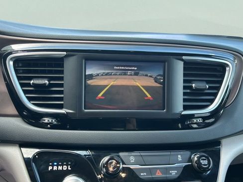 Used 2023 Chrysler Voyager LX image 11