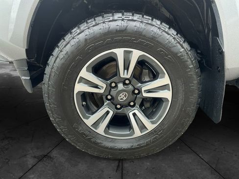Used 2018 Toyota Tacoma TRD Sport w/ Exterior Package AWD/4WD image 15