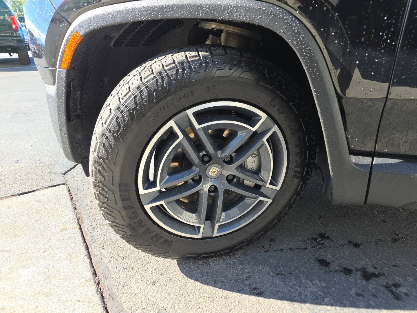 Used 2025 Rivian R1S Adventure Dual AWD/4WD image 4