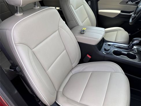 Used 2023 Chevrolet Traverse Premier FWD image 37