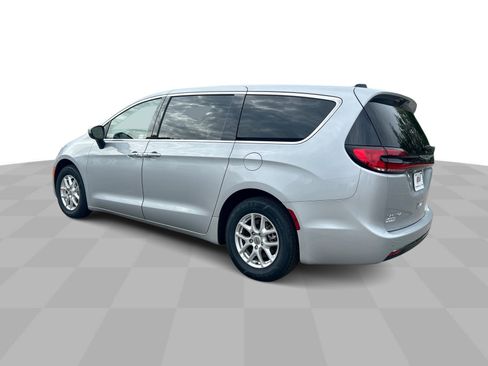 Used 2023 Chrysler Pacifica Touring-L FWD image 7