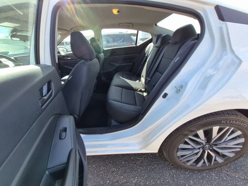 Used 2025 Nissan Altima 2.5 SV image 11