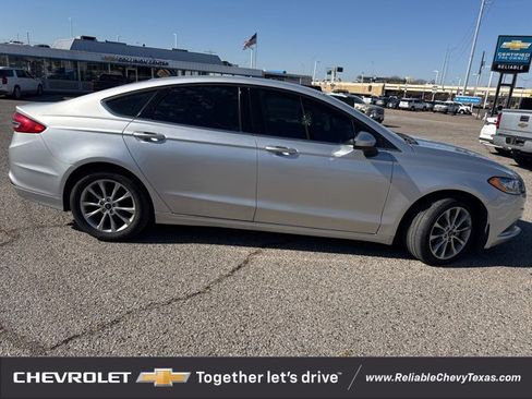 Used 2017 Ford Fusion SE w/ Fusion SE Technology Package image 9