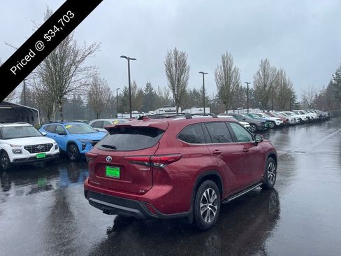 Used 2022 Toyota Highlander XLE AWD/4WD image 4