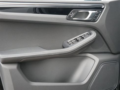 Used 2025 Porsche Macan image 9