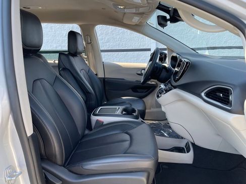 Used 2024 Chrysler Pacifica Touring-L FWD image 33
