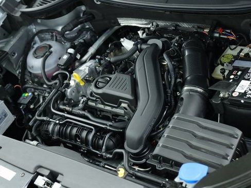 New 2025 Volkswagen Taos SE image 9