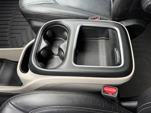 Used 2022 Chrysler Pacifica Touring-L image 32