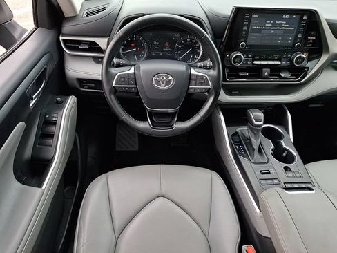 Used 2021 Toyota Highlander XLE AWD/4WD image 12