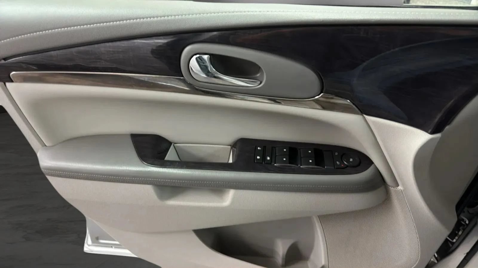 Used 2017 Buick Enclave Convenience FWD image 16