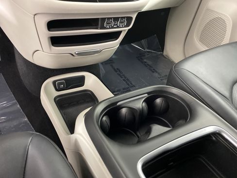 Used 2024 Chrysler Pacifica Touring-L image 30