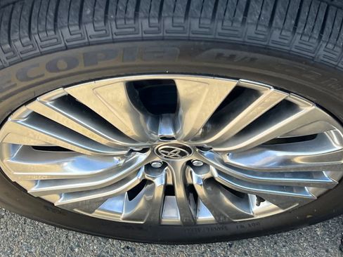 Used 2022 Toyota Venza Limited image 10