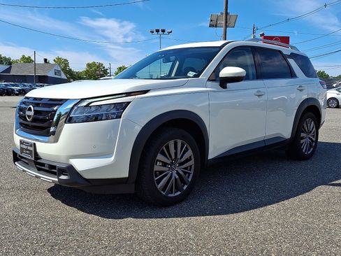 Certified 2023 Nissan Pathfinder SL w/ SL Premium Package AWD/4WD image 3