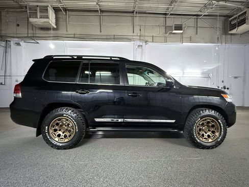 Used 2016 Toyota Land Cruiser image 7