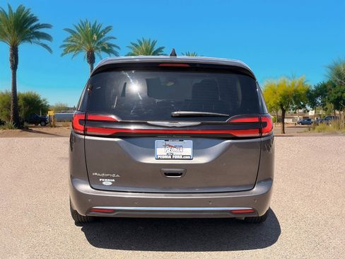Used 2023 Chrysler Pacifica Touring-L FWD image 4
