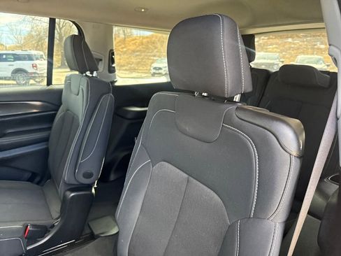 Used 2023 Jeep Grand Cherokee L Laredo image 21