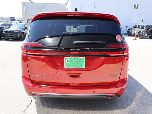 New 2027 Chrysler Pacifica Select FWD image 4