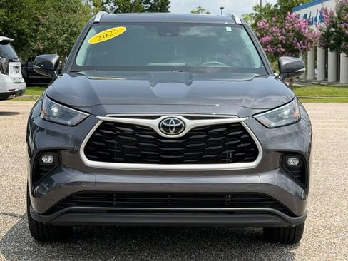 Used 2025 Toyota Highlander XLE FWD image 2