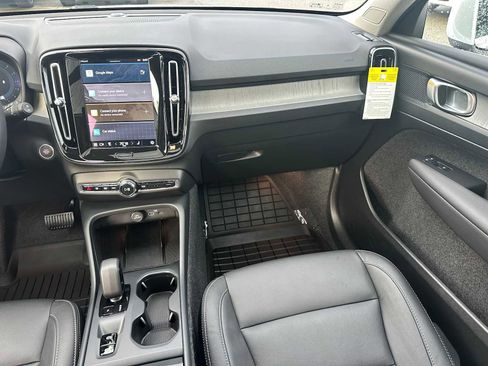 Used 2025 Volvo XC40 B5 Core w/ Climate Package image 18