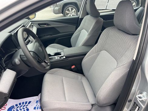 Used 2025 Toyota Camry LE image 28