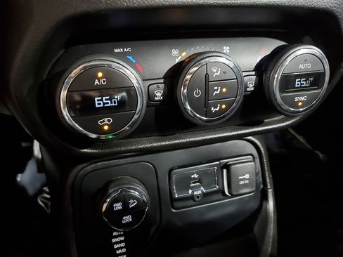 Used 2017 Jeep Renegade Trailhawk image 32