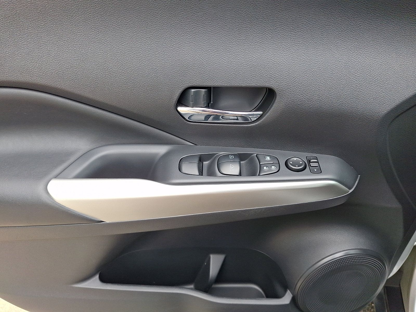 Used 2019 Nissan Kicks SR w/ SR Premium Package FWD image 13