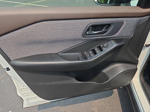 Used 2023 Nissan Rogue S AWD/4WD image 14