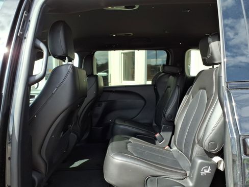 Used 2023 Chrysler Pacifica Touring-L w/ S Appearance Package image 9