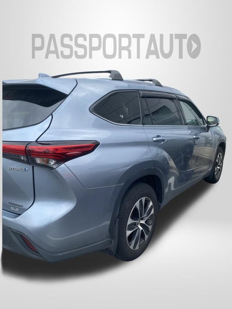 Used 2021 Toyota Highlander XLE AWD/4WD image 2