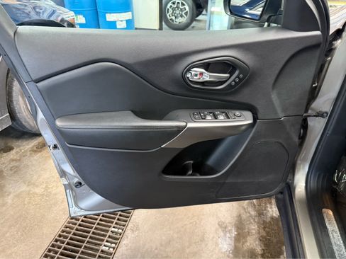 Used 2021 Jeep Cherokee Limited AWD/4WD image 18
