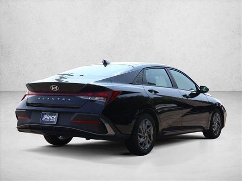 Used 2024 Hyundai Elantra SEL FWD image 5