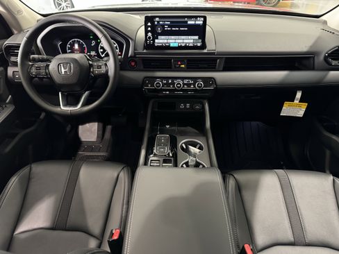 New 2025 Honda Pilot Touring image 13
