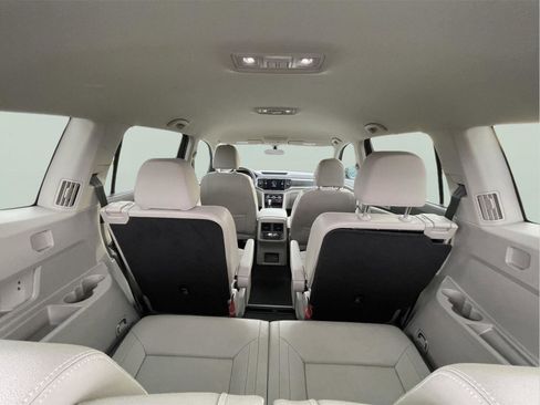 Used 2023 Volkswagen Atlas SE w/ Black Wheel Package image 10